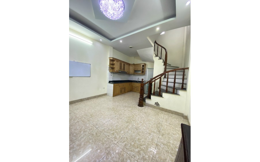 Cho thuê nhà nguyên căn ngõ 1395 ngay Quận ủy Hoàng Mai, 5 tầng, 33m2, 4 ngủ, 13.5 triệu
